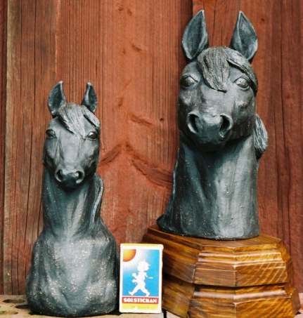 Hästhuvud. Höjd 16 cm inkl. träplatta (vänster i bild). Höjd 20 cm (höger i bild). Höjd 25 cm.